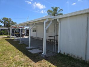 Gutters around mobile home in Florida